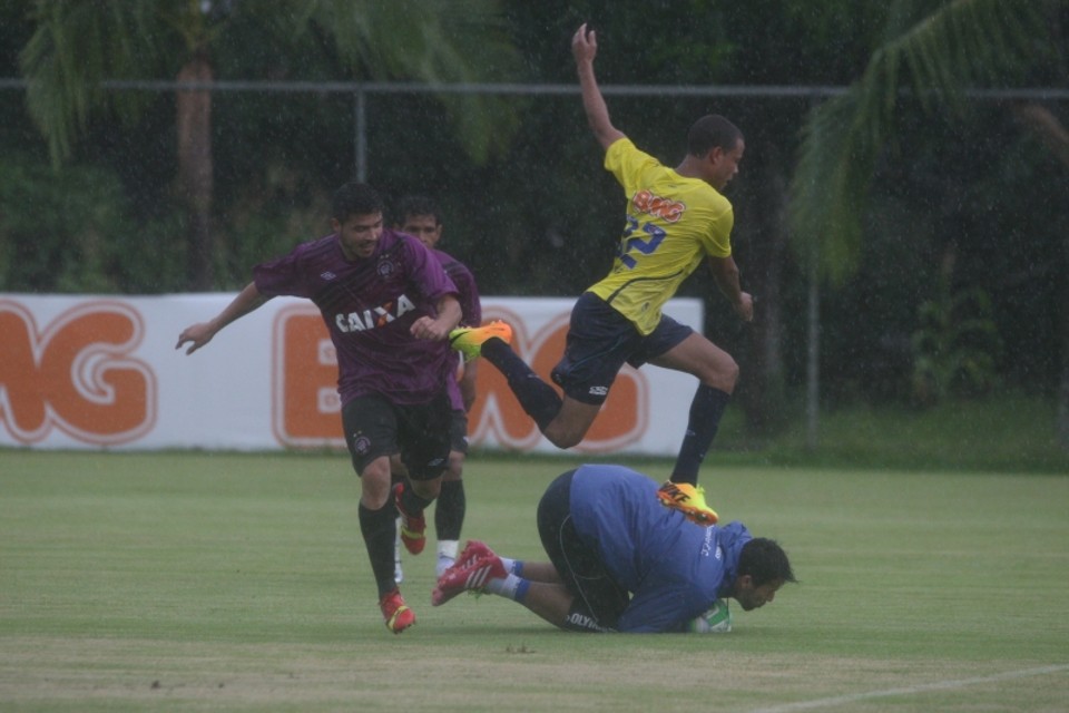 Debaixo de muita chuva, o atleticano Zezinho disputa a bola com o goleiro em jogo-treino contra o Cruzeiro | Lucas Prates/ Hoje em Dia