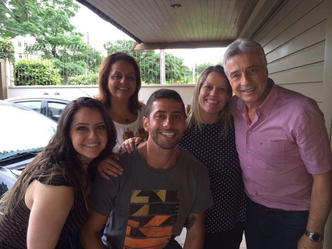 Marcelo com os pais e irmãs minutos antes de embarcar para o confinamento | 