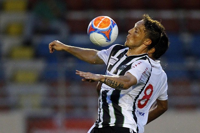Max mata a bola no peito com a marcação de Paulinho Oliveira |