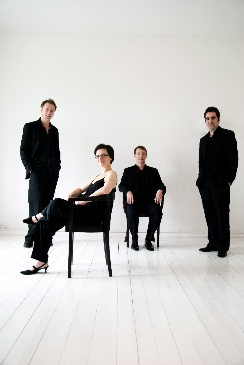 Oliver (centro), Jana, William (à esq.) e Mikayel: cordas do clássico ao experimental, tocadas até em casas noturnas | Neda Navaee/Divulgação