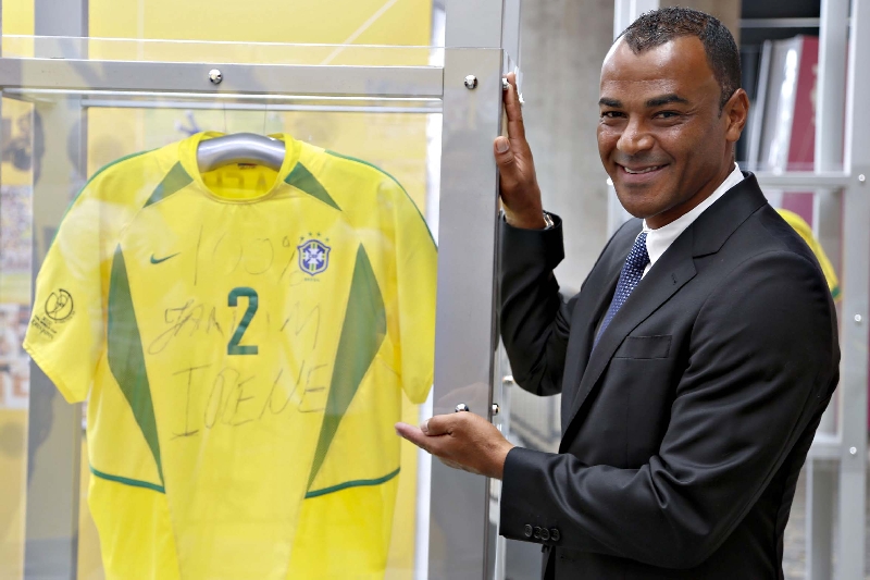 Cafu posa com a camisa que usou na final contra Alemanha na Copa de 2002: "Vamos fazer uma excelente Copa do Mundo" | Henry Milléo/ Gazeta do Povo