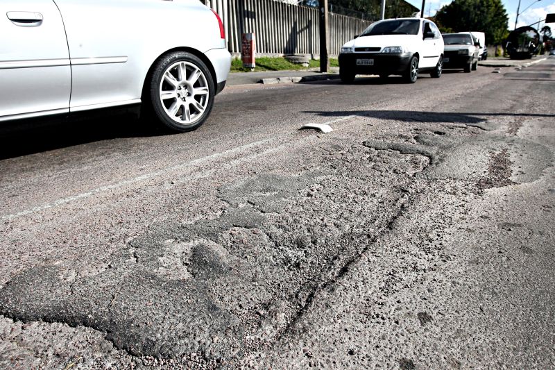 As operações tapa-buracos são o segundo tipo mais comum de solicitação | Felipe Rosa/ Gazeta do Povo