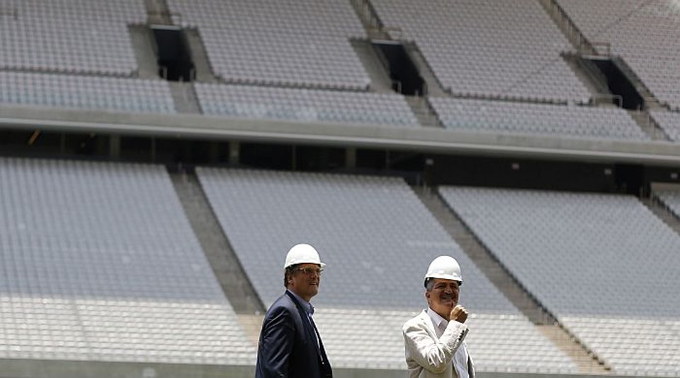 Jérôme Valcke e o ministro do Esporte, Aldo Rabelo, na vistoria no Itaquerão | Nacho Doce / Reuters