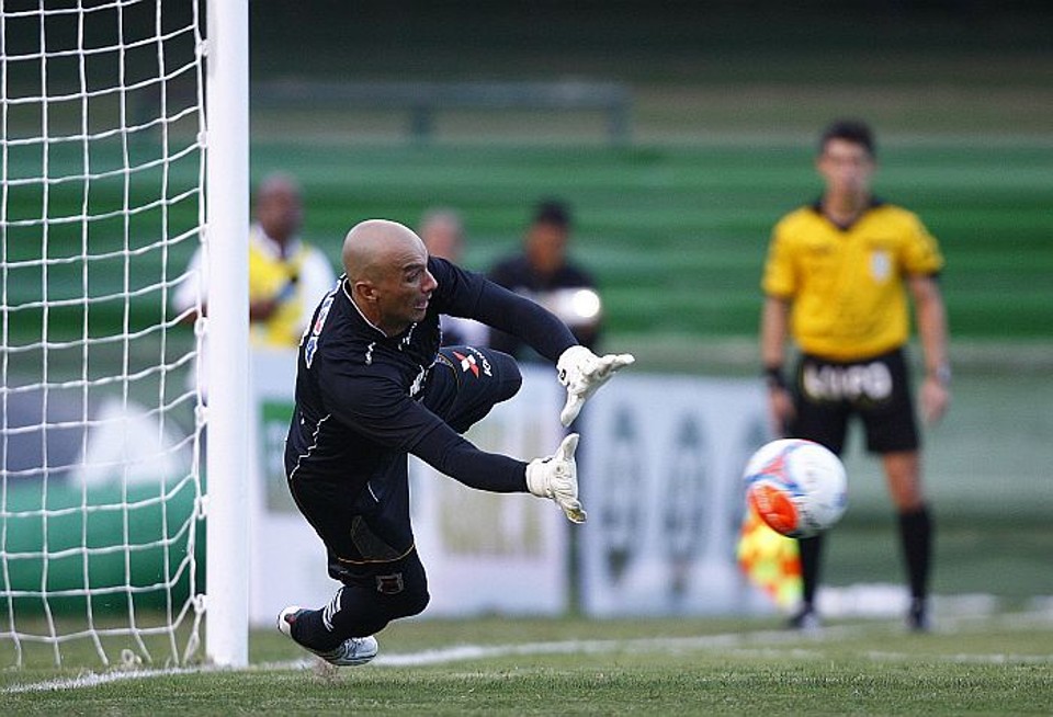 Marcos chegou a defender pênalti, mas Paraná não conseguiu segurar o Coritiba | Jonathan Campos / Gazeta do Povo