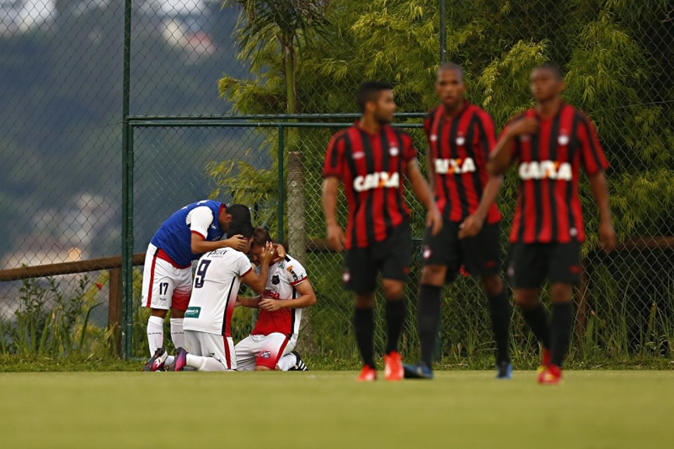 Enquanto o time do interior comemora o gol de André Luiz, atleticanos conversam no gramado do Janguito | Felipe Rosa/  Tribuna