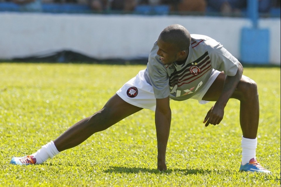 Lesão na bacia atrasou o desenvolvimento do atacante Douglas Coutinho | Antônio More/Gazeta do Povo