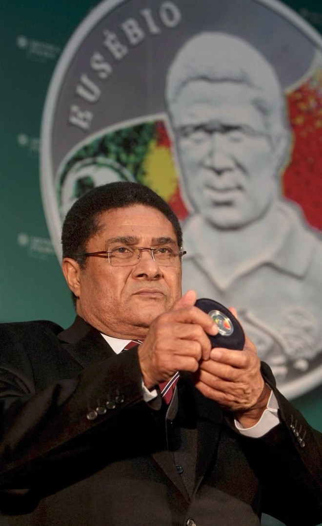 Em 2008, Eusébio com uma moeda comemorativa feita em sua homenagem | 