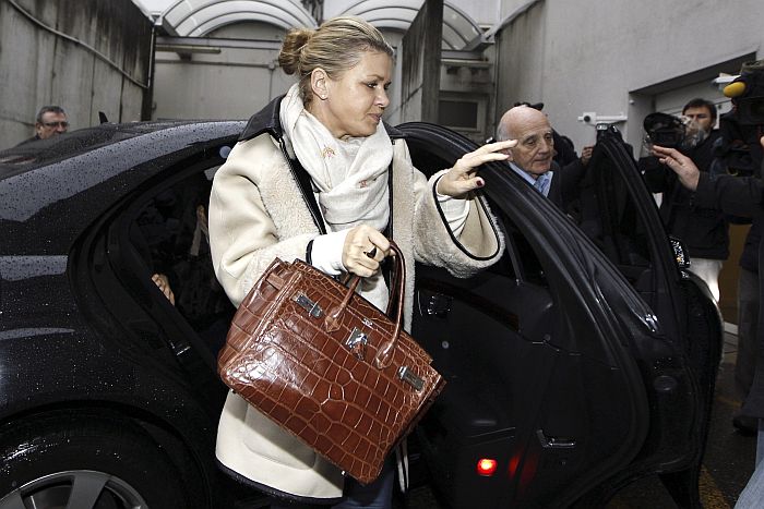 Corinne Schumacher chega ao hospital onde o heptacampeão Michael Schumacher está internado desde 29 de dezembro | /Emmanuel Foudrot / Reuters