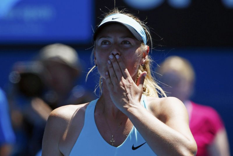 Sharapova mandou os tradicionais beijos ao público após vitória complicada na Austrália | Reuters