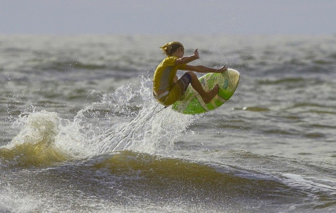 Na escolinha de surf de Matinhos, meninos aprendem as técnicas do esporte para disputar campeonatos | Hugo Harada/ Gazeta do Povo