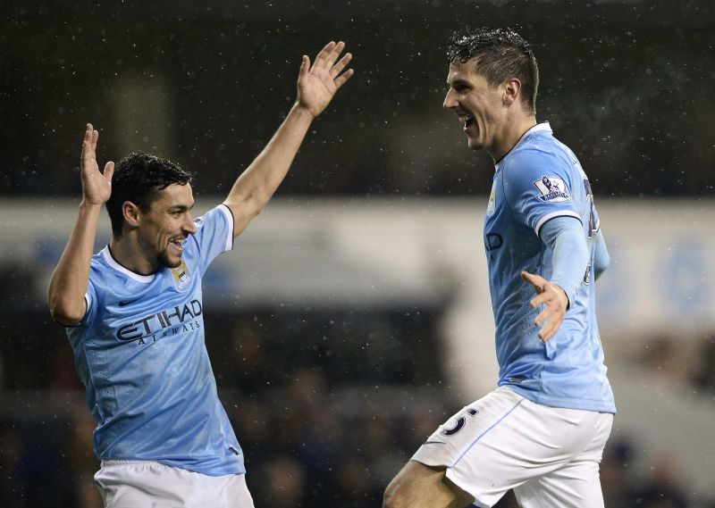 Jovetic (dir) marcou um dos cinco gols do Manchester City | Reuters