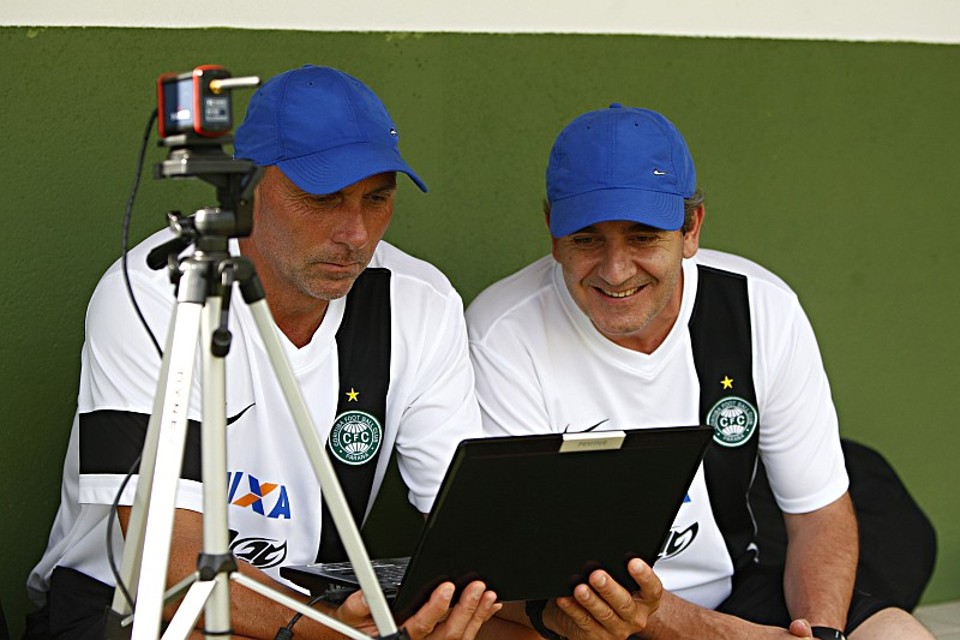O fisiologista Raul Osiecki e o o coordenador do departamento médico do Coritiba, Walmir Sampaio, trabalham na pré-temporada para tentar minimizar os problemas médicos durante o ano | Felipe Rosa / Gazeta do Povo