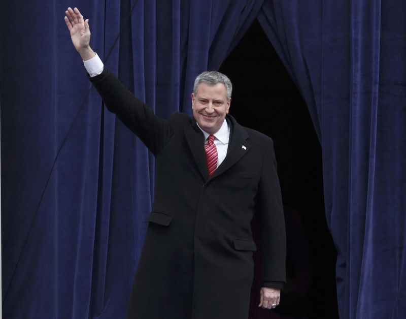 Bill de Blasio, o mais novo prefeito de Nova York, durante cerimônia na escadaria do City Hall | REUTERS/Carlo Allegri