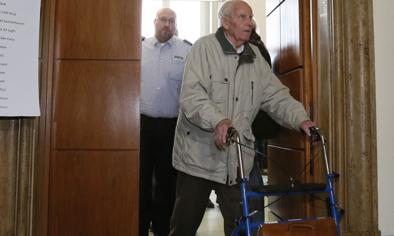 Siert Bruins, outro suspeito de crimes de guerra nazistas, deixa tribunal em Hagen, na Alemanha | Wolfgang Rattay/Reuters