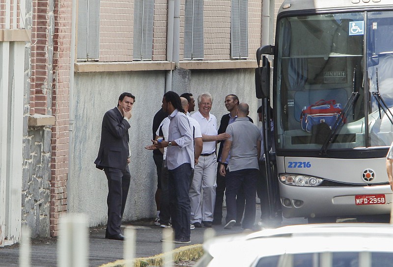 Dirigentes e comissão técnica do Paraná conversam próximos ao ônibus da equipe na Vila Capanema: primeiro dos grandes a começar a preparação da equipe principal para a temporada 2014 | Daniel Castellano / Agência de Notícias Gazeta do Povo
