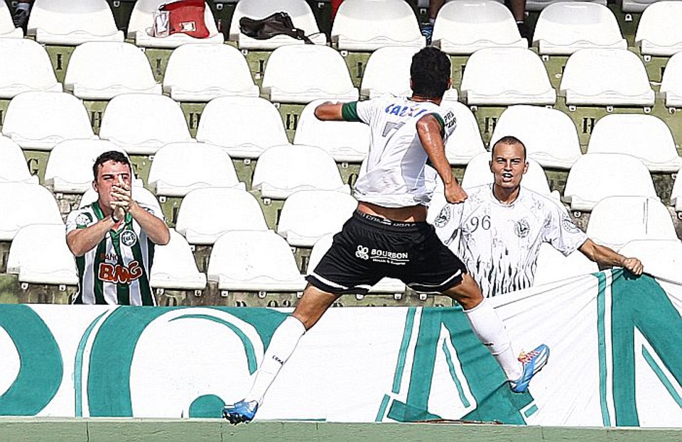 Denner comemora gol do Coritiba diante do Paraná | Jonathan Campos / Gazeta do Povo