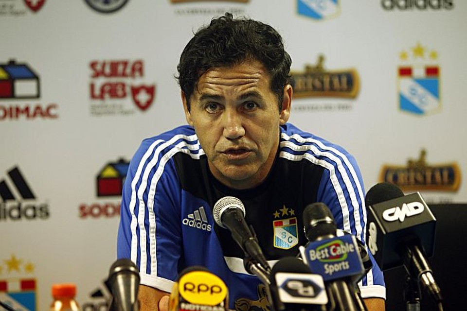 Argentino Daniel Ahmed estreia no comando do Sporting Cristal na partida contra o Atlético pela pré-Libertadores | Albari Rosa / Gazeta do Povo