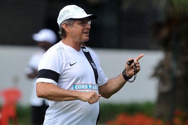 Largada- A bola volta a rolar no Paulistão. Time que mais gastou em contratações, tirando Leandro Damião do Inter pela bagatela de R$ 41,6 milhões, o Santos abre a caminhada contra o XV de Piracicaba. Como Damião ainda não está liberado, Oswaldo de Oliveira deve mandar a campo: Aranha; Cicinho, Gustavo Henrique, Jubal e Emerson; Arouca, Leandrinho e Montillo; Thiago Ribeiro, Geuvânio e Gabriel | Ivan Storti/ Santos FC