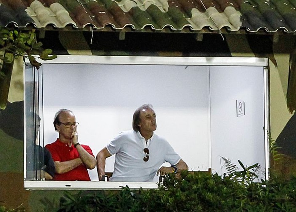 Miguel Ángel Portugal assiste o empate do Atlético com o Operário ao lado do diretor de futebol Antonio Lopes: espanhol reforçou o elenco da Libertadores com três jogadores do sub-23 | Bruno Covello / Gazeta do Povo