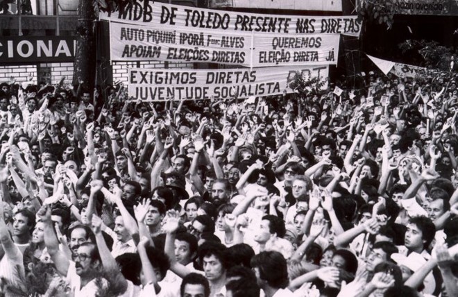 Caravanas do interior participaram do comício. Oposição dizia que PMDB inflou manifestação pagando para que pessoas participassem |