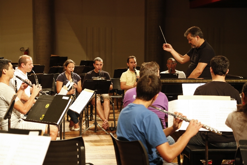 Edivaldo Chiquini ensaia com os alunos de Prática de Banda Sinfônica, no Canal da Música | Henry Milléo/Gazeta do Povo