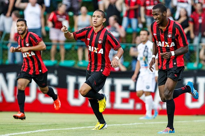 Marcos Guilherme comemora gol do Atlético diante do Operário | 