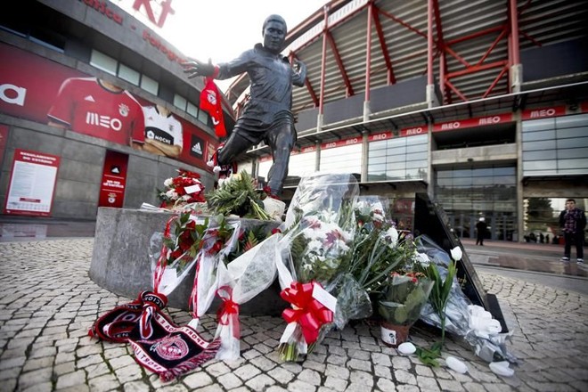 Após a morte de Eusébio, fãs foram até o Estádio da Luz e colocaram flores ao lado da estátua dele | 