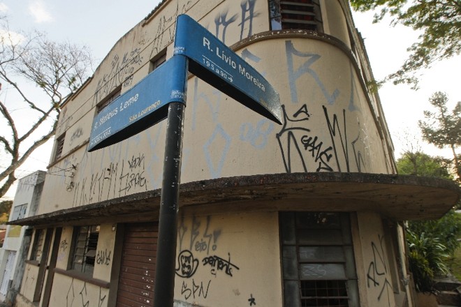 Imóveis antigos e deteriorados escondem histórias de famílias. É o caso deste, na esquina com a Rua Lívio Moreira, que parece abandonada mas tem um morador solitário |