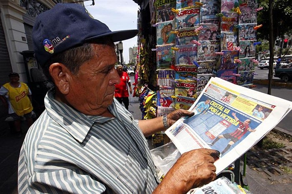 Morador de Lima lê jornal com Paulo Baier na capa: para a imprensa peruana, meia ainda é do Atlético | Albari Rosa / Gazeta do Povo