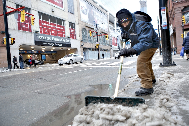 Latinos enfrentam as duras condições climáticas para trabalhar em solo canadense | Gloria Nieto/Efe