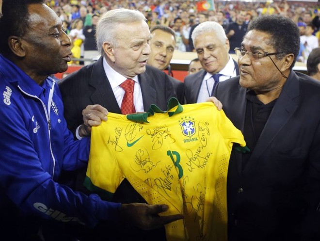 Em setembro de 2013, Eusébio recebeu de Pelé e de José Maria Marín uma camisa autografada da seleção brasileira | 