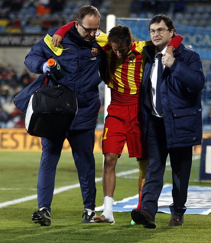 Neymar sai carregado de campo na vitória sobre o Getafe | Sergio Perez / Reuters