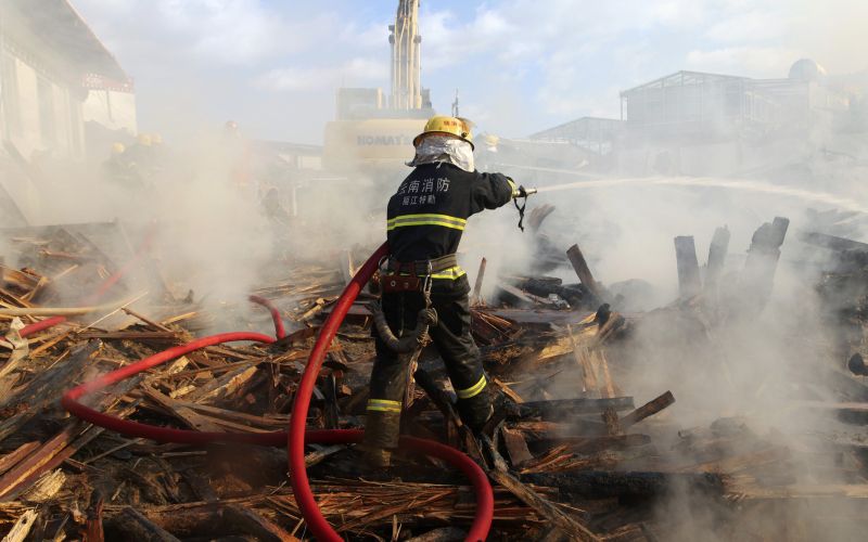 Bombeiro tenta conter o fogo em Dukezong, na China | REUTERS/China Daily