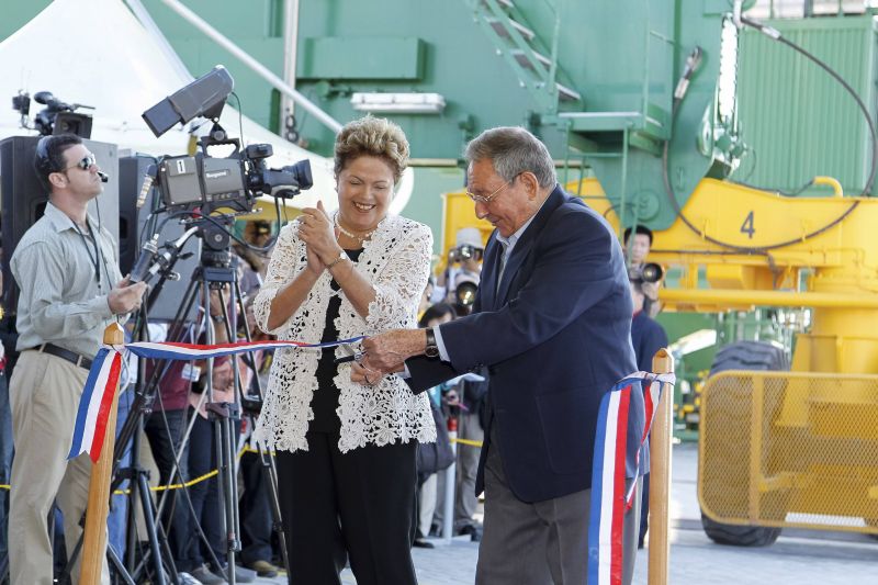 Dilma e o presidente cubano Raúl Castro | REUTERS/Roberto Stuckert Filho/Brazilian Presidency/Handout via Reuters