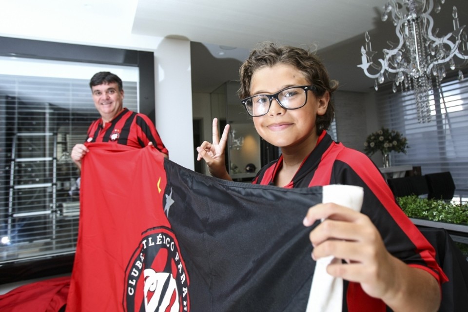 Gabriel e o pai Henrique (ao fundo) estarão em Lima | André Rodrigues/ Gazeta do Povo