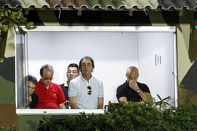 Técnico da equipe principal, o espanhol Miguel Ángel Portugal, acompanhou o empate do Atlético com o Operário ao lado do diretor de futebol Antonio Lopes | 