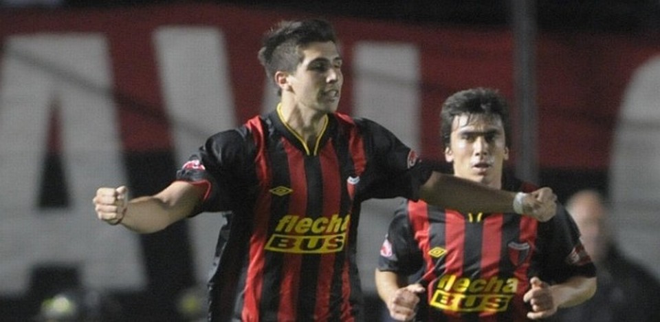 Lucas Mugni (esquerda) é cotado para ser o substituto de Everton no Atlético | EFE