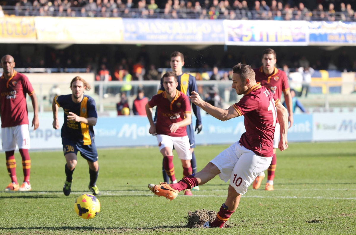 Totti cobra o pênalti que definiu o placar em favor da Roma | EFE/EPA/Veneza