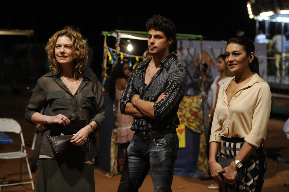 Isabel (Patricia Pillar), Leandro (Cauã Reymond), Celeste (Dira Paes) em cena da minisérie Amores Roubados | Estevam Avellar/Rede Globo