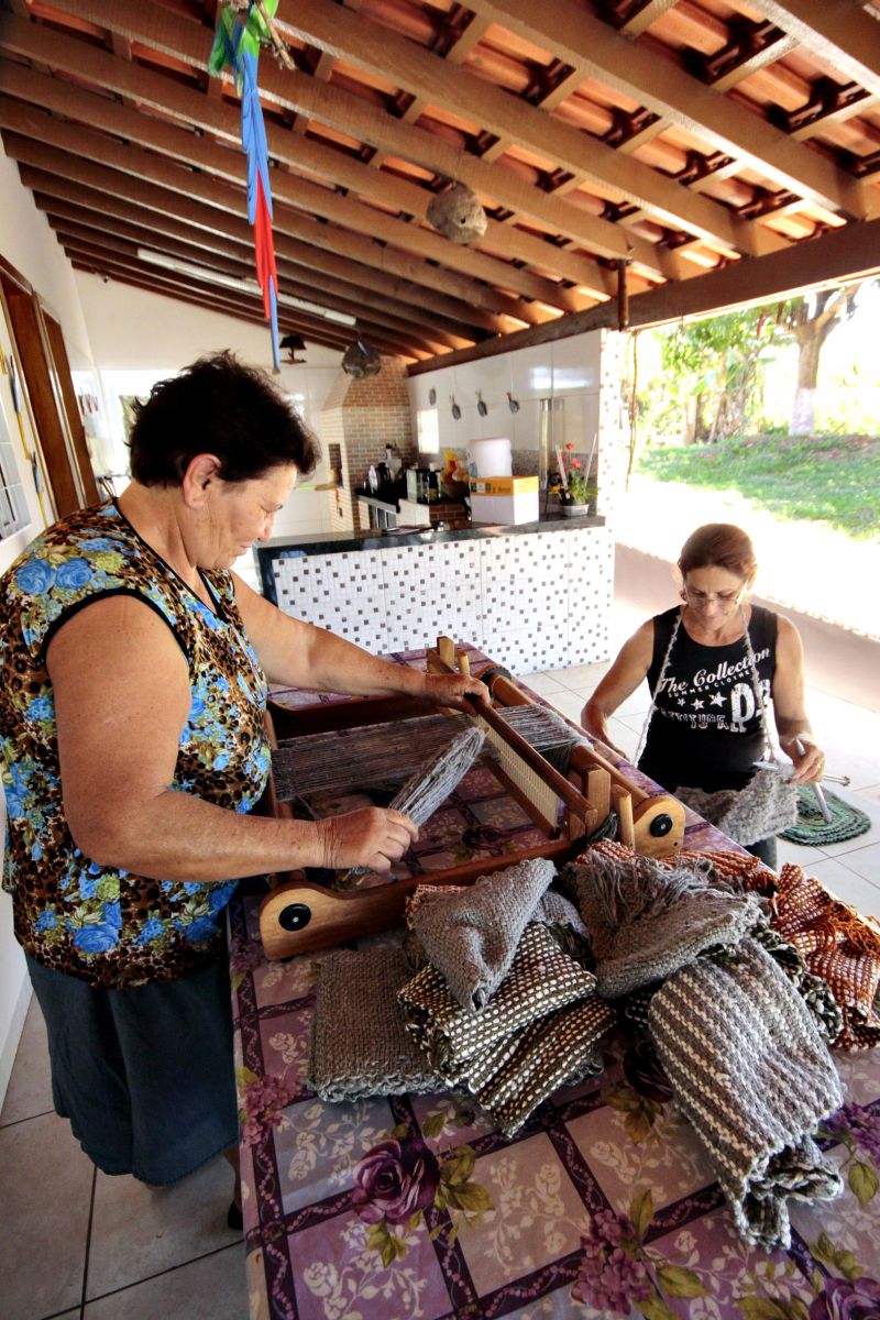 Alice Liberato, no tear, e Dirce Gonçalves: cachecóis de seda garantem renda extra às moradoras da vila rural | Ivan Amorin/ Gazeta do Povo