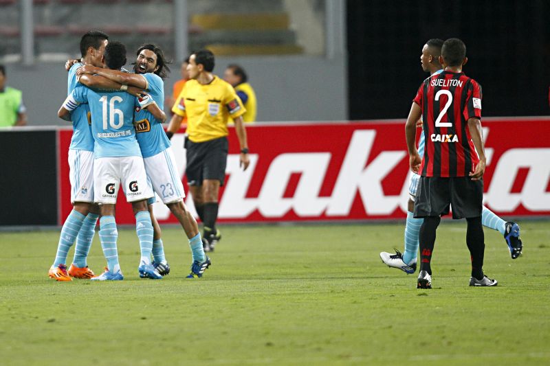 Jogadores do Sporting Cristal comemoram o gol de Ávila | Albari Rosa / Gazeta do Povo