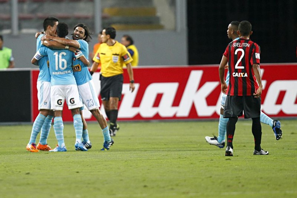Jogadores do Sporting Cristal comemoram o gol de Ávila | Albari Rosa / Gazeta do Povo