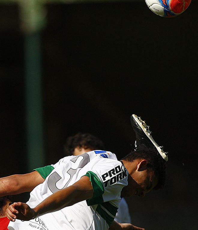 Zagueiro Bonfim espanta a bola no clássico entre Coritiba e Paraná |