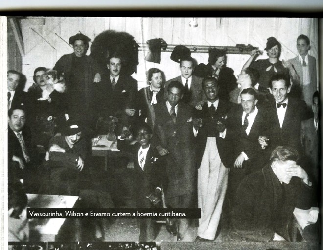 Uma festa boêmia em Curitiba em 1937: Vassourinha, Wilson e Erasmo Silva estão no centro da foto |