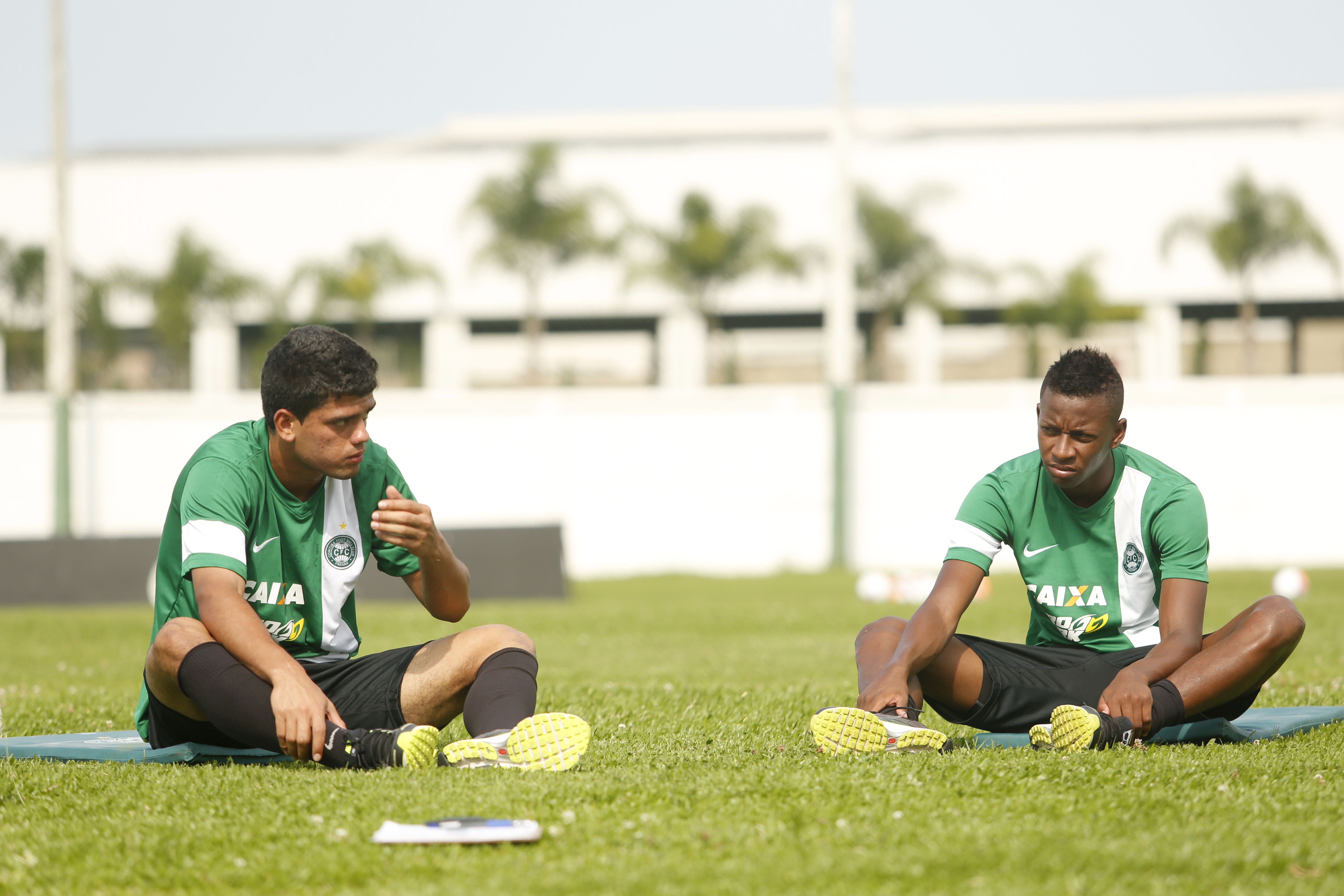 Maycon, a direita, pode ser uma das novidades no Coritiba contra o Arapongas | Marcelo Andrade/ Gazeta do Povo