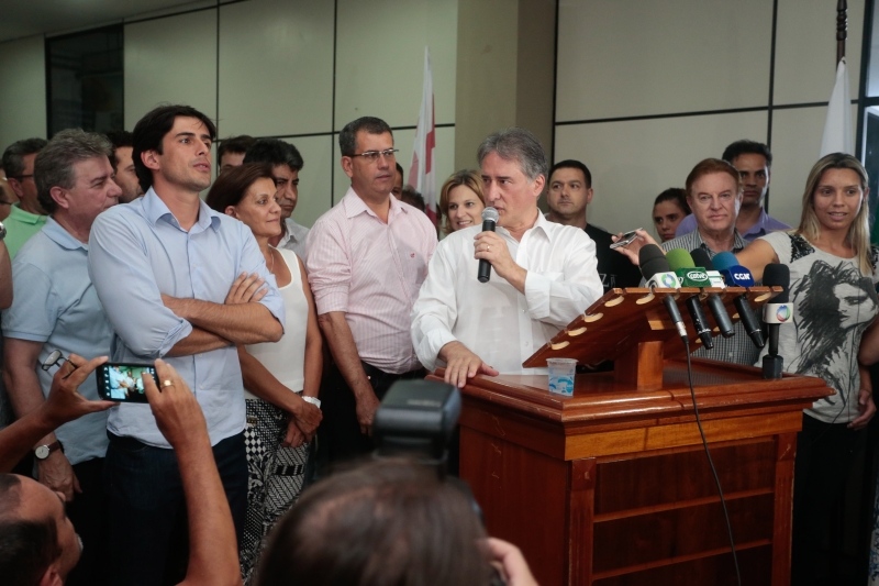 Prefeito Edgar Bueno é recepcionado com festa por servidores ao reassumir o cargo | Cesar Machado/Vale Press