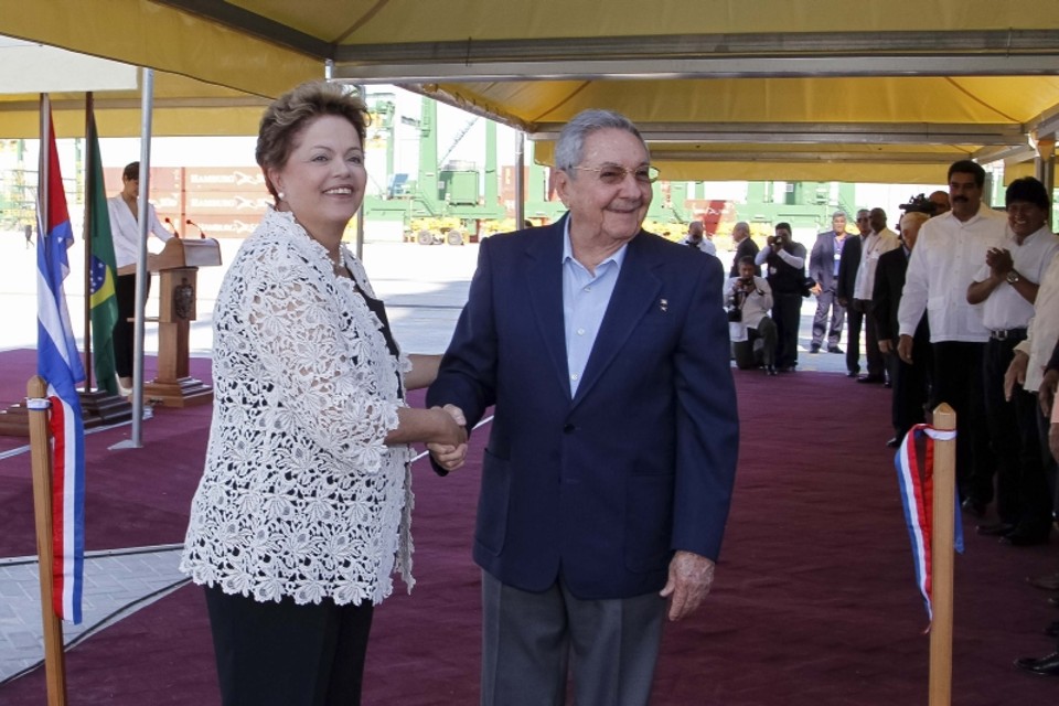 Dilma Rousseff ao lado do cubano Raúl Castro, observada pelos presidentes Nicolás Maduro (à direita, de bigode) e Evo Morales (batendo palmas) | Roberto Stuckert Filho/Reuters