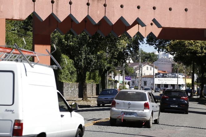 As fachadas dão uma cara de bairro à Mateus Leme. Mas o trânsito é de cidade grande |