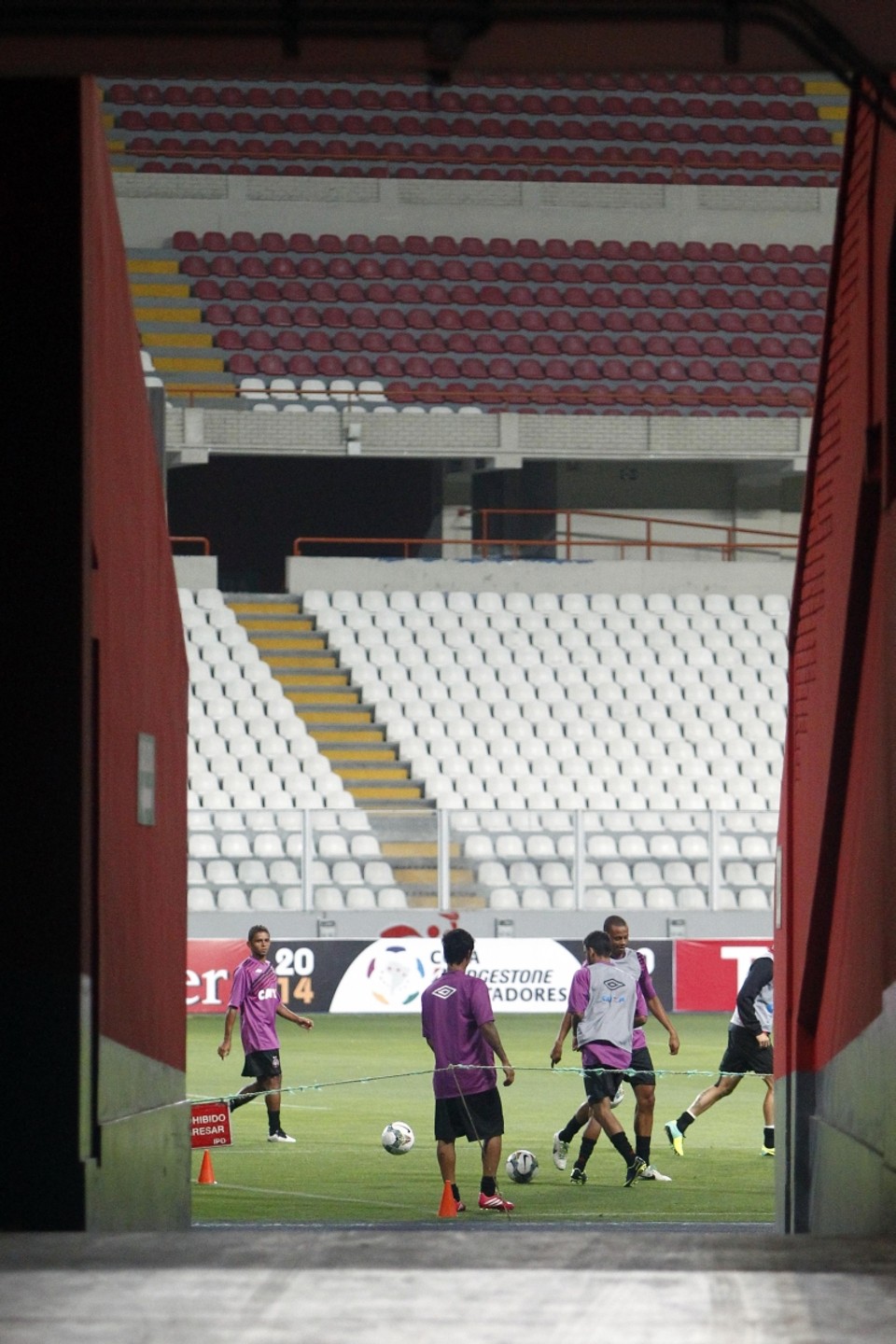 Portão fechado: imprensa brasileira teve de driblar os seguranças para registrar o treino do Furacão | Albari Rosa, enviado especial/ Gazeta do Povo