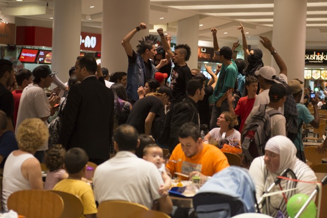 Entrada no shopping ocorreu após a dispersão do ato em frente à prefeitura | 